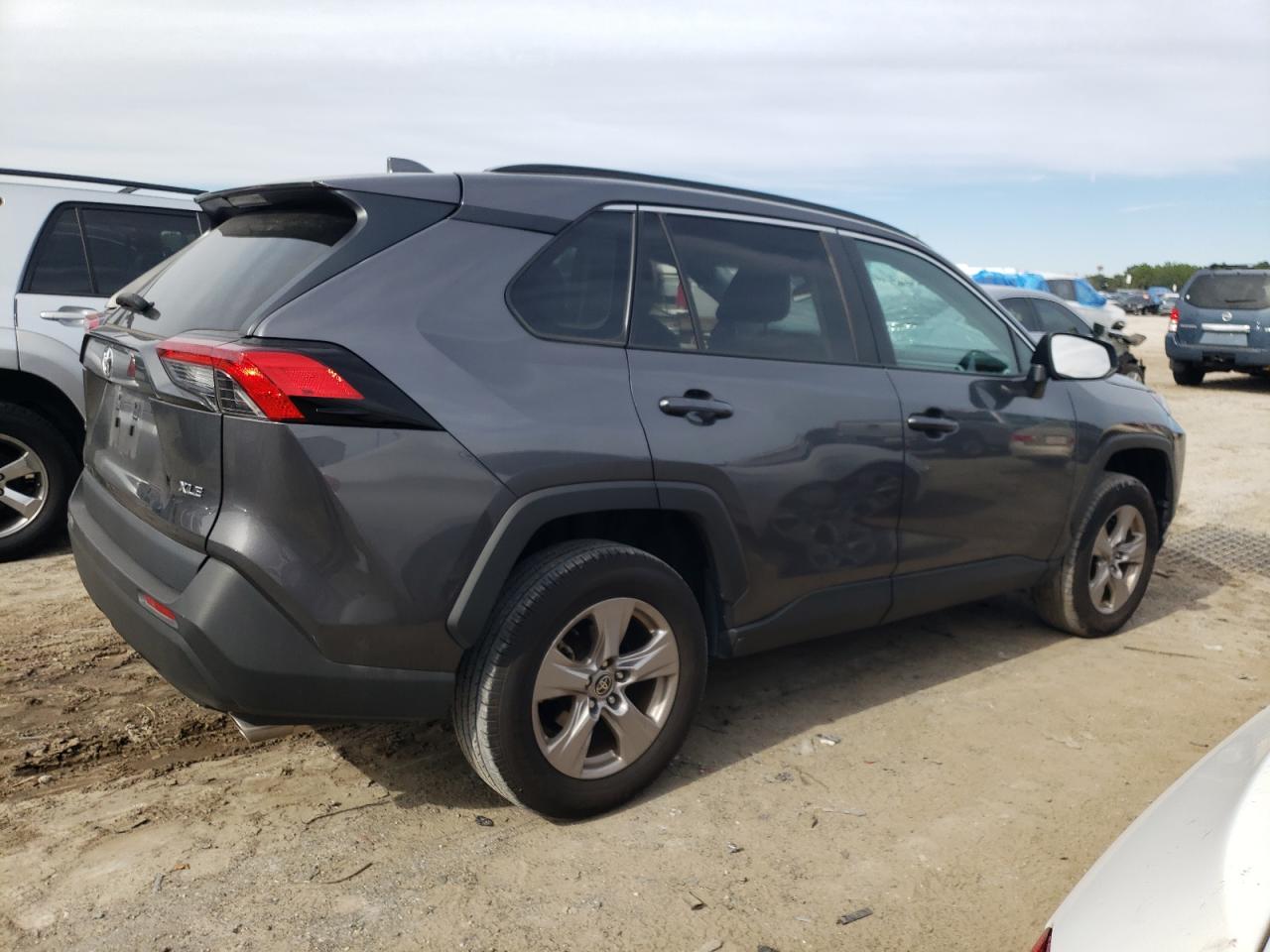 Изображение 3 2022 TOYOTA RAV4 XLE 2022 с VIN 2T3W1RFV8NC199530
