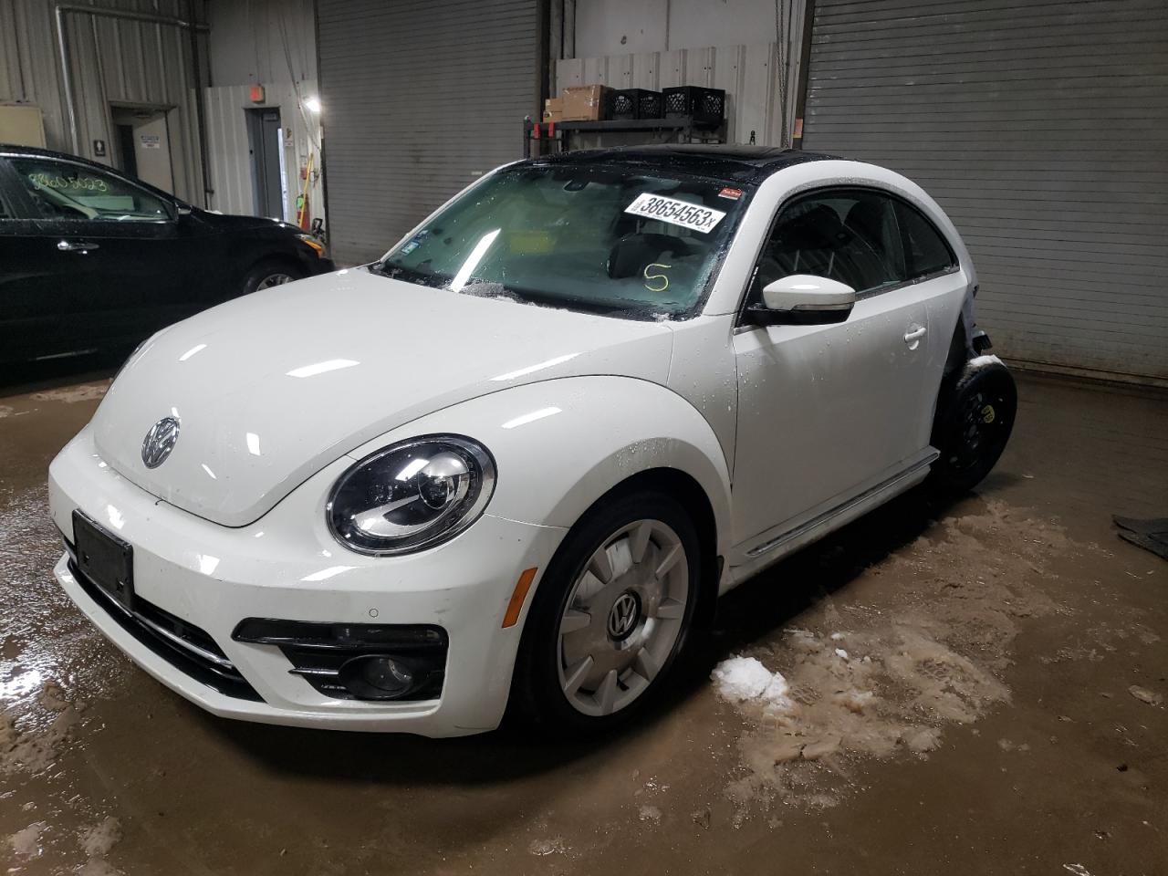 Image 1 of 2018 VOLKSWAGEN BEETLE SE 2018 with VIN 3VWJD7AT3JM726084