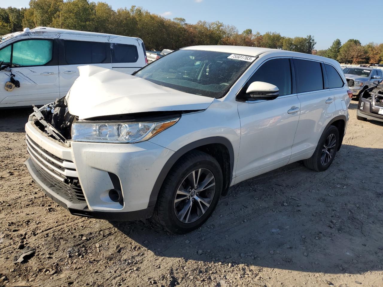 Image 1 of 2018 TOYOTA HIGHLANDER LE 2018 with VIN 5TDZARFH7JS039124