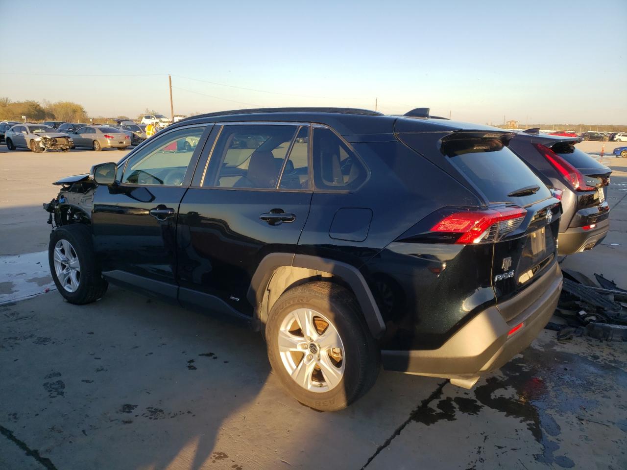 Изображение 2 2020 TOYOTA RAV4 XLE 2020 с VIN JTMR6RFV5LD003695