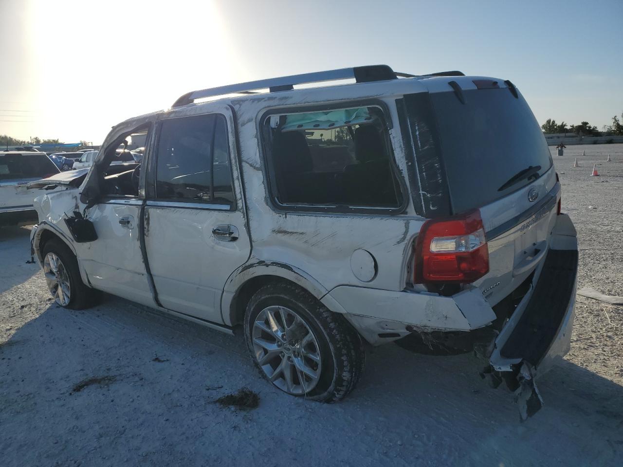 Obraz 2 z 2015 FORD EXPEDITION LIMITED 2015 z VIN 1FMJU1KT6FEF16215