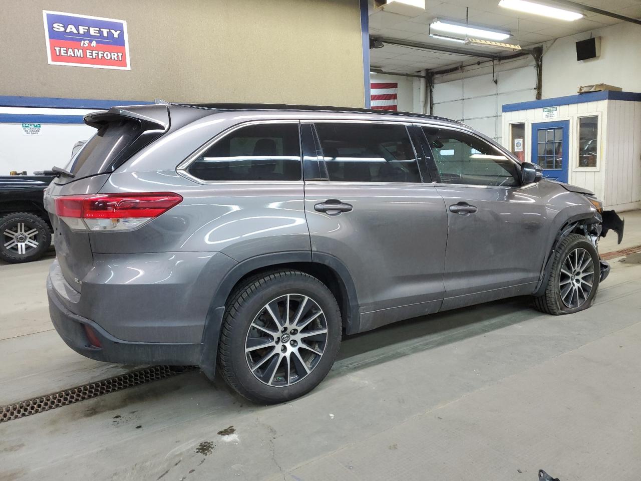 Изображение 3 2018 TOYOTA HIGHLANDER SE 2018 с VIN 5TDJZRFH8JS870024