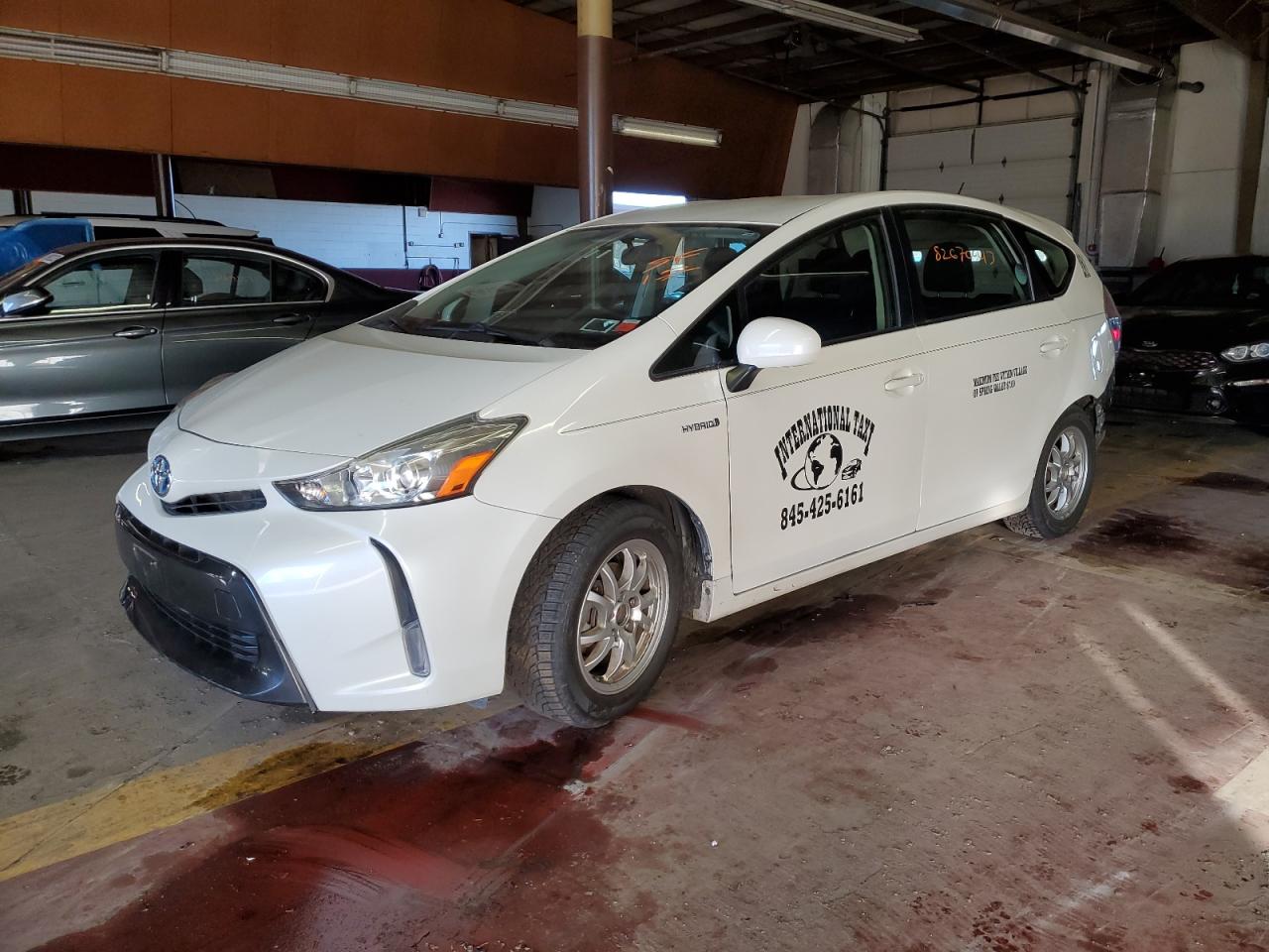 2017 TOYOTA PRIUS V  2017 image