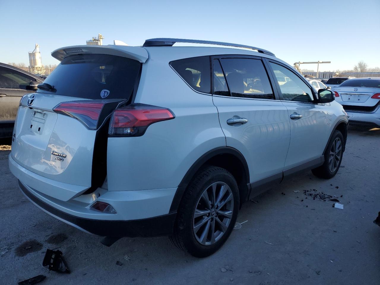 Изображение 3 2018 TOYOTA RAV4 LIMITED 2018 с VIN JTMDFREV6JD244772