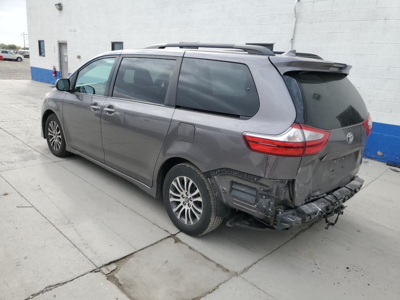Image 2 of 2018 TOYOTA SIENNA XLE 2018 with VIN 5TDYZ3DC8JS904417