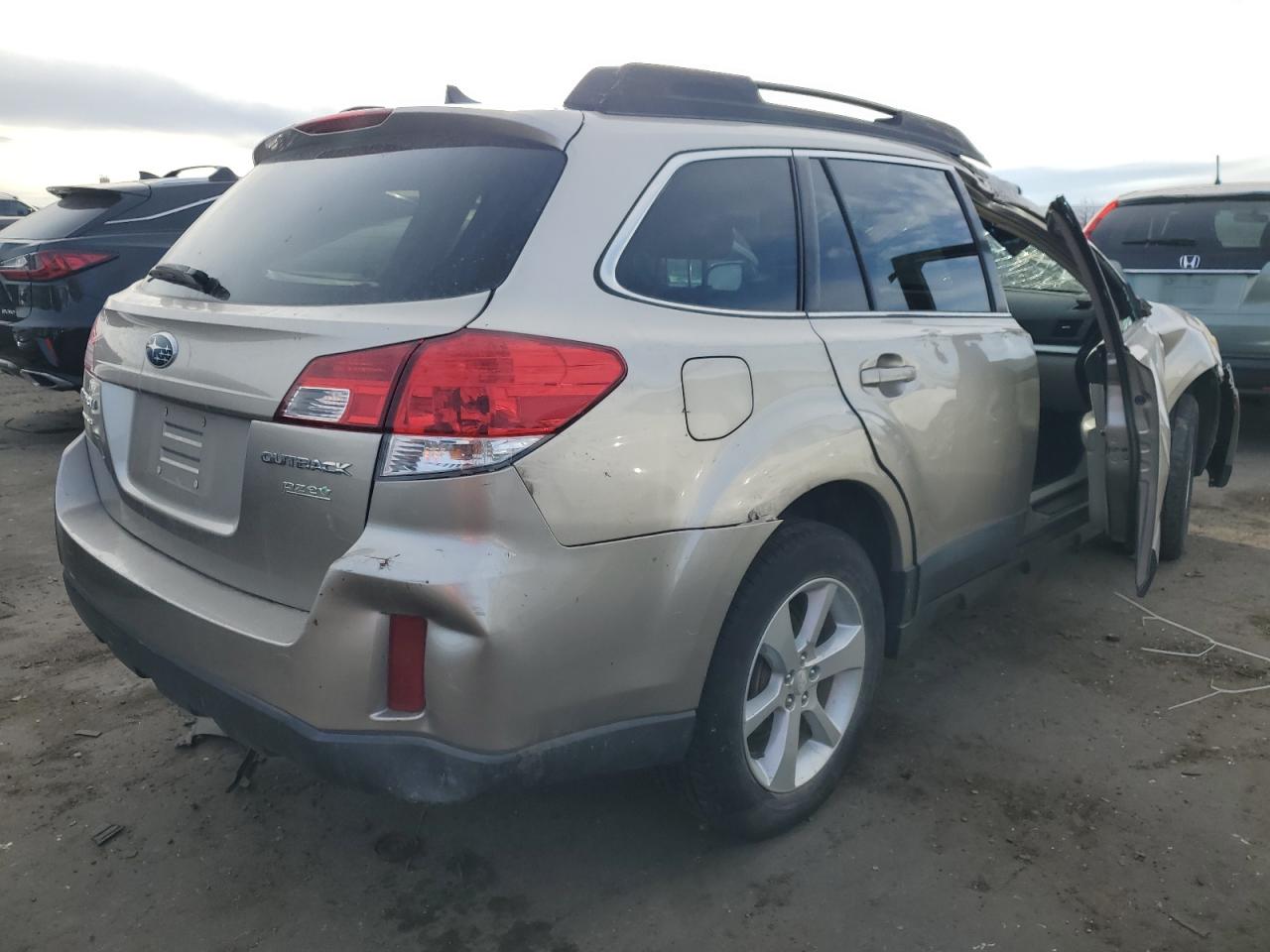 Image 3 of 2014 SUBARU OUTBACK 2.5I PREMIUM 2014 with VIN 4S4BRBCC3E3328434