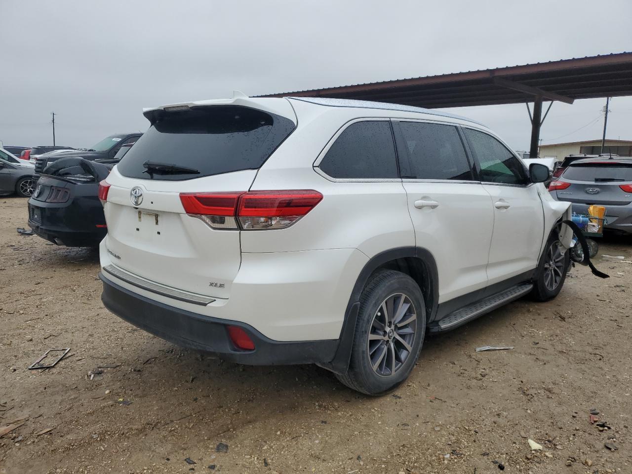 Изображение 3 2019 TOYOTA HIGHLANDER SE 2019 с VIN 5TDKZRFH1KS313994