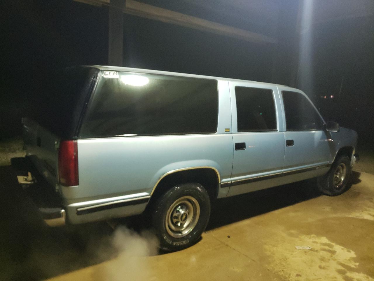 Image 3 of 1993 CHEVROLET SUBURBAN C2500 1993 with VIN 1GNGC26K0PJ399532