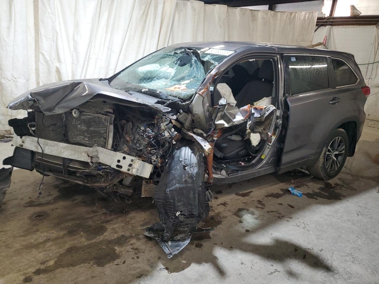 Image 1 of 2018 TOYOTA HIGHLANDER LE 2018 with VIN 5TDBZRFH0JS880941