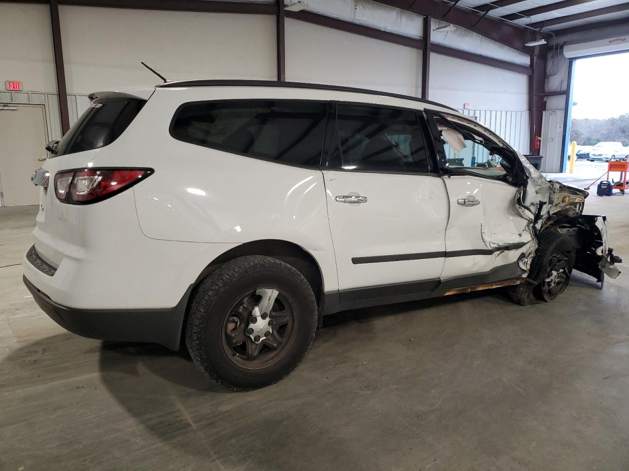 Obraz 3 z 2017 CHEVROLET TRAVERSE LS 2017 z VIN 1GNKRFED2HJ266338
