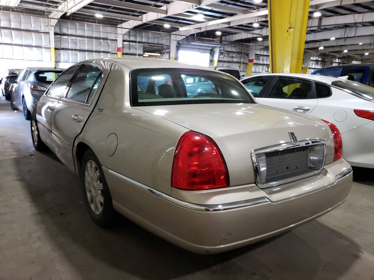 Image 2 of 2009 LINCOLN TOWN CAR SIGNATURE LIMITED 2009 with VIN 2LNHM82VX9X617091