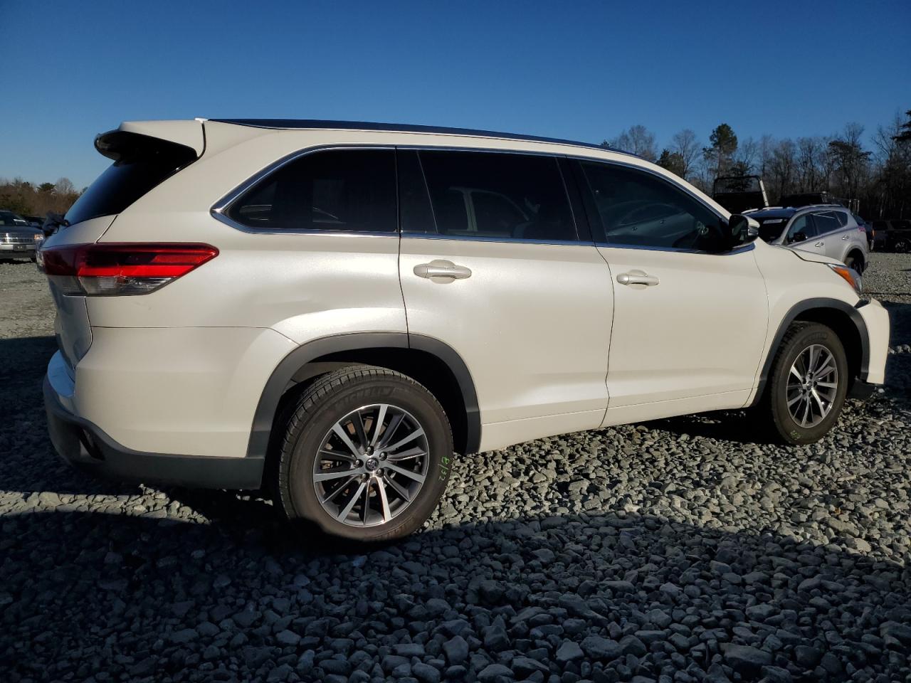 Image 3 of 2017 TOYOTA HIGHLANDER SE 2017 with VIN 5TDKZRFH2HS513159
