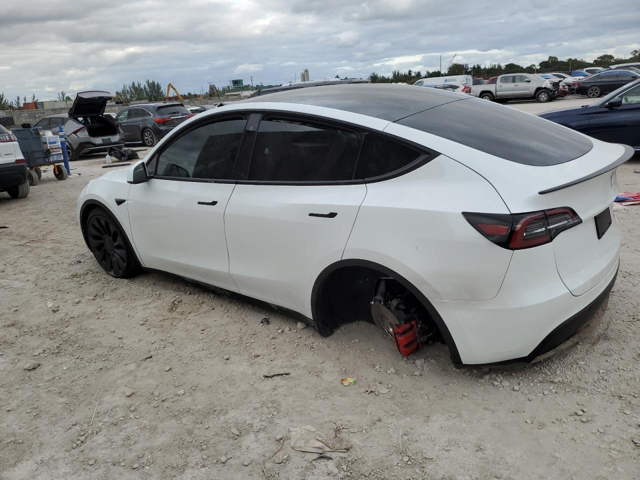 Изображение 2 2023 TESLA MODEL Y  2023 с VIN 7SAYGDEF7PF643320