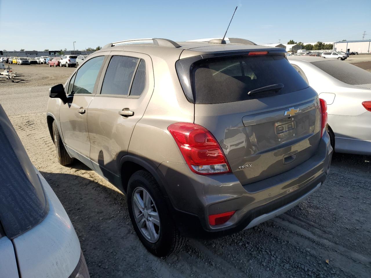 Image 2 of 2021 CHEVROLET TRAX 1LT 2021 with VIN KL7CJLSM9MB361195