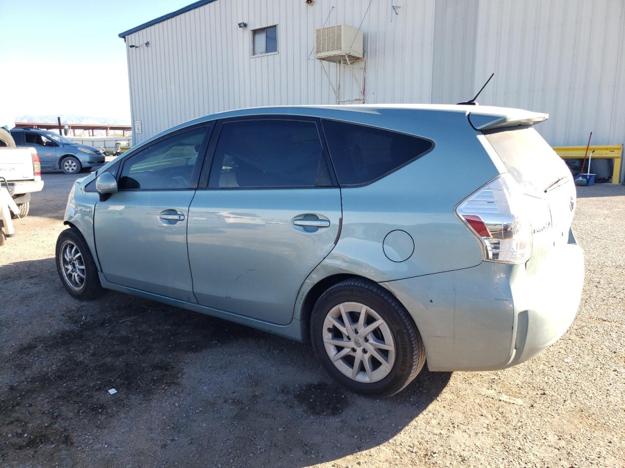 Изображение 2 Toyota Prius V 2013 с VIN JTDZN3EU3D3210070