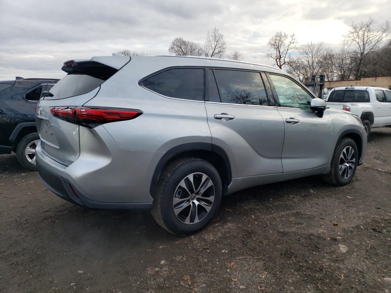 Изображение 3 2021 TOYOTA HIGHLANDER XLE 2021 с VIN 5TDGZRAH2MS041021