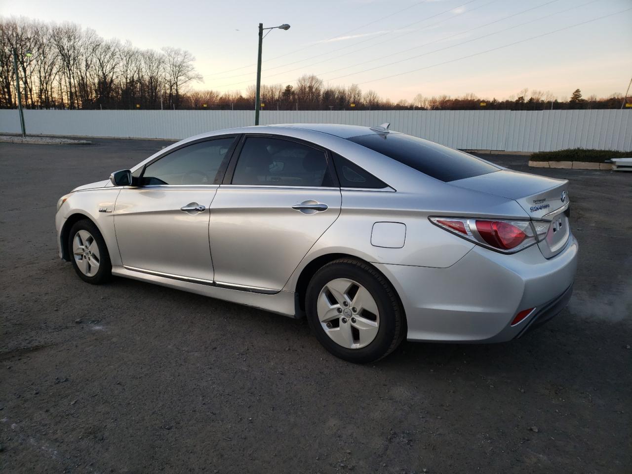 Image 2 of 2011 HYUNDAI SONATA HYBRID 2011 with VIN KMHEC4A48BA004411