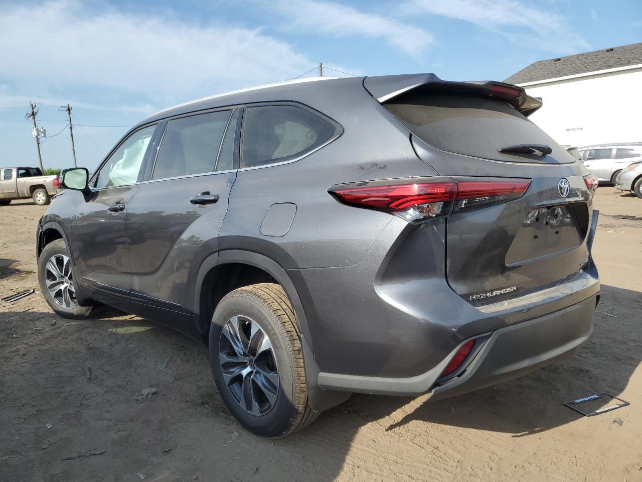 Изображение 2 2022 TOYOTA HIGHLANDER XLE 2022 с VIN 5TDGZRBH4NS166067