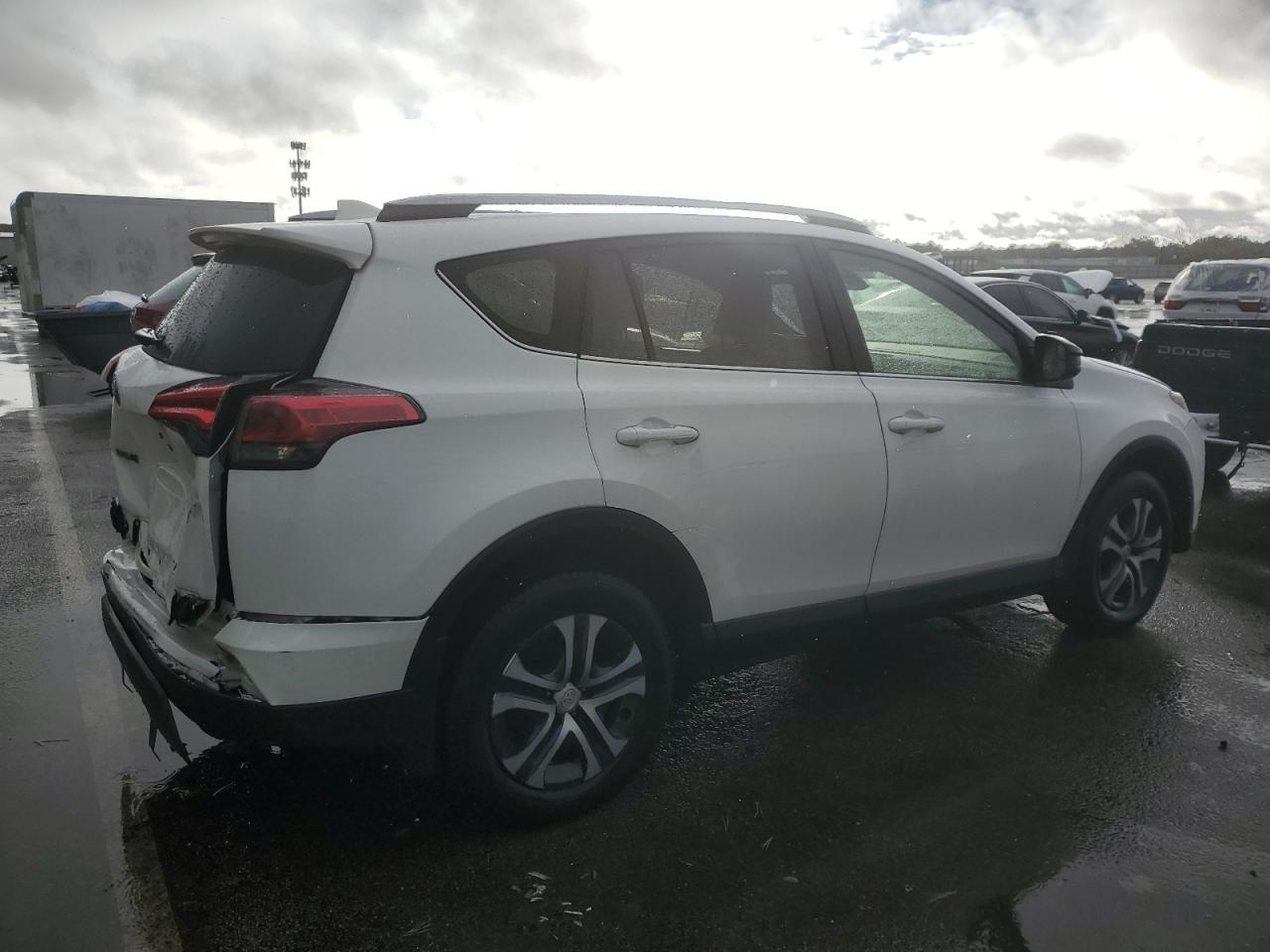 Obraz 3 z 2017 TOYOTA RAV4 LE 2017 z VIN JTMBFREV6HJ126868
