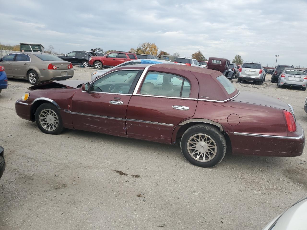 Изображение 2 2002 LINCOLN TOWN CAR SIGNATURE 2002 с VIN 1LNHM82WX2Y653930