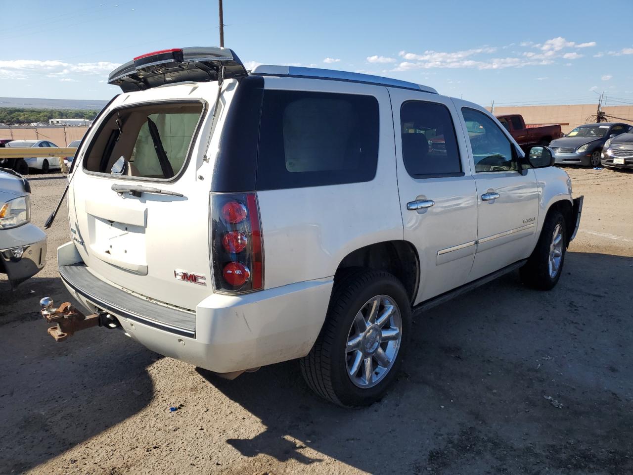 Image 3 of 2010 GMC YUKON DENALI 2010 with VIN 1GKUKEEF7AR151909