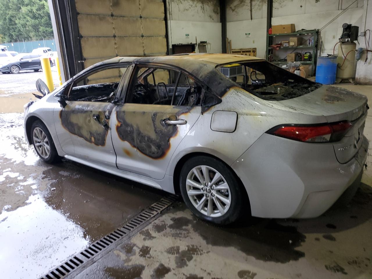 Изображение 2 2023 TOYOTA COROLLA LE 2023 с VIN JTDBCMFE5P3013104