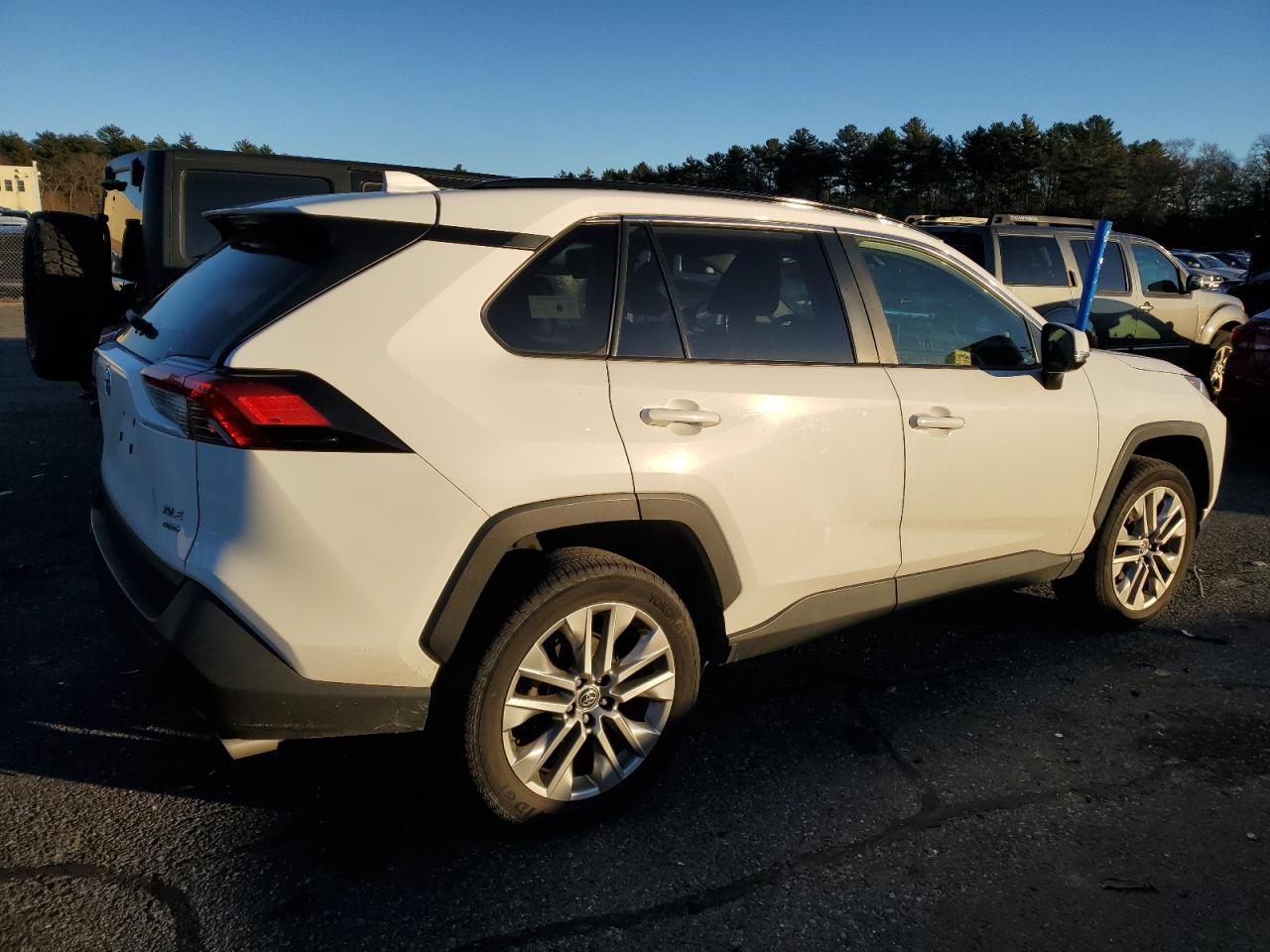 Изображение 3 2019 TOYOTA RAV4 XLE PREMIUM 2019 с VIN JTMA1RFV4KD040571