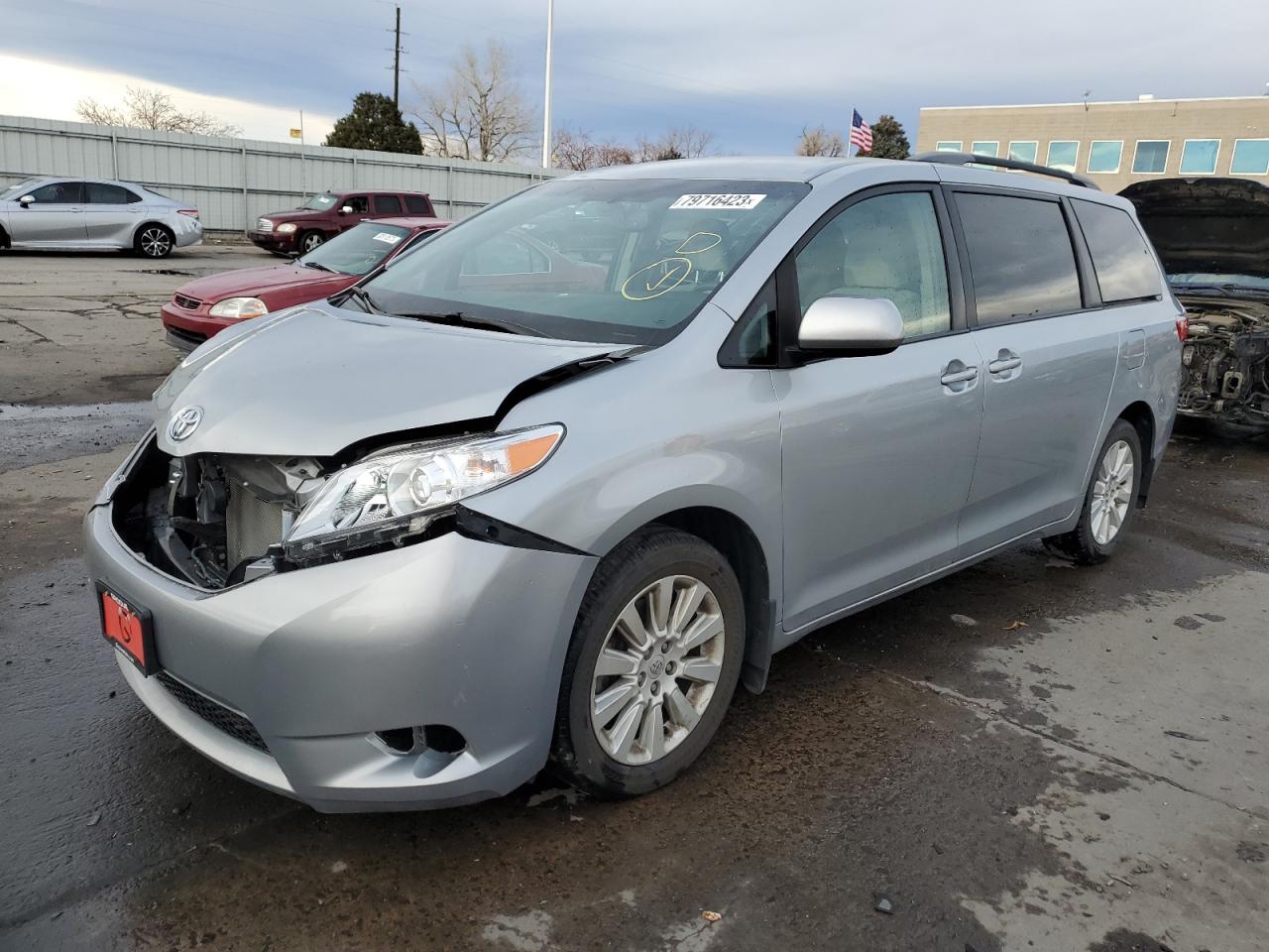 Obraz 1 z 2015 TOYOTA SIENNA LE 2015 z VIN 5TDJK3DC3FS111989