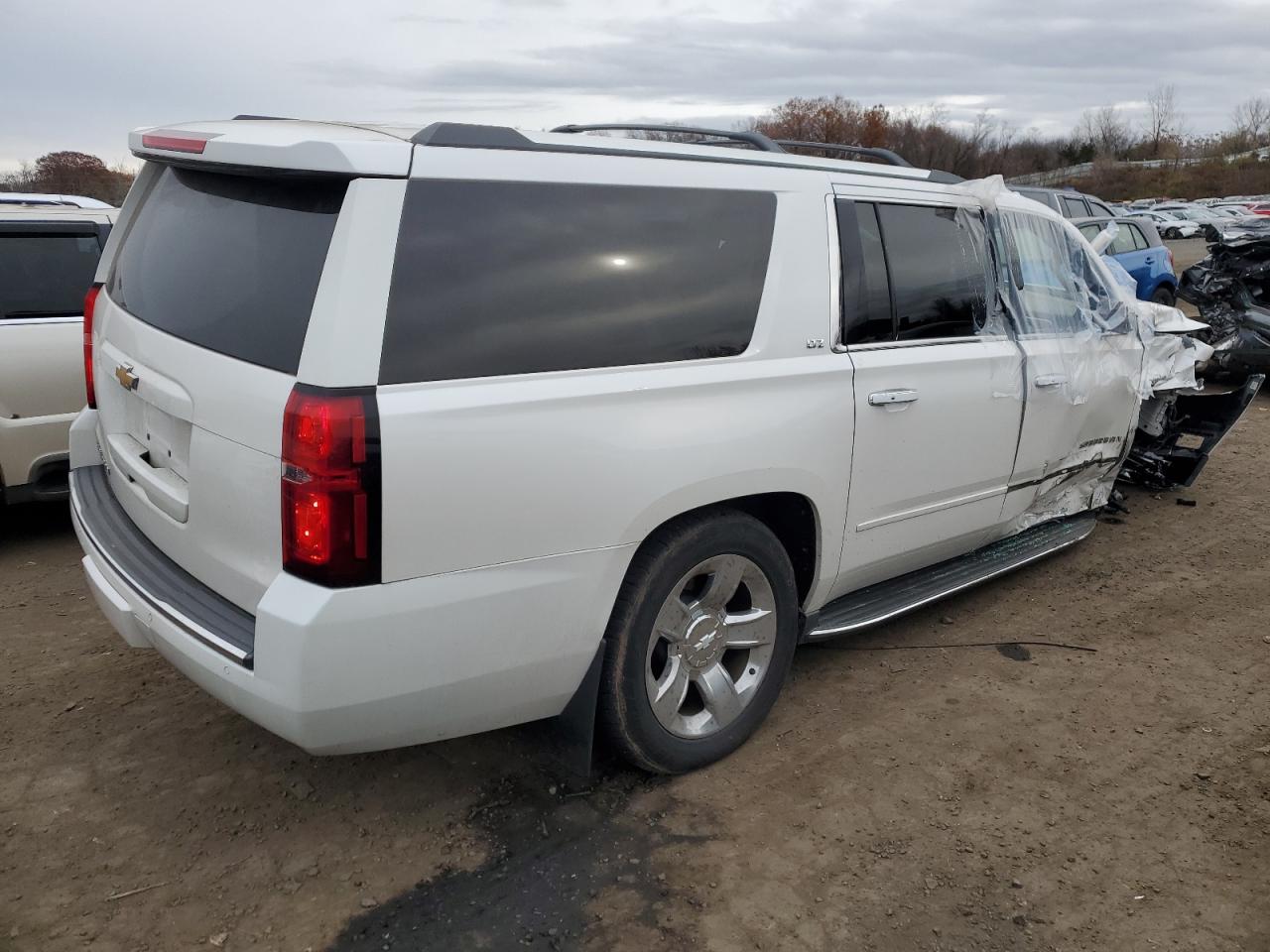 Image 3 of Chevrolet Suburban K1500 Ltz 2016 with VIN 1GNSKJKC9GR211159