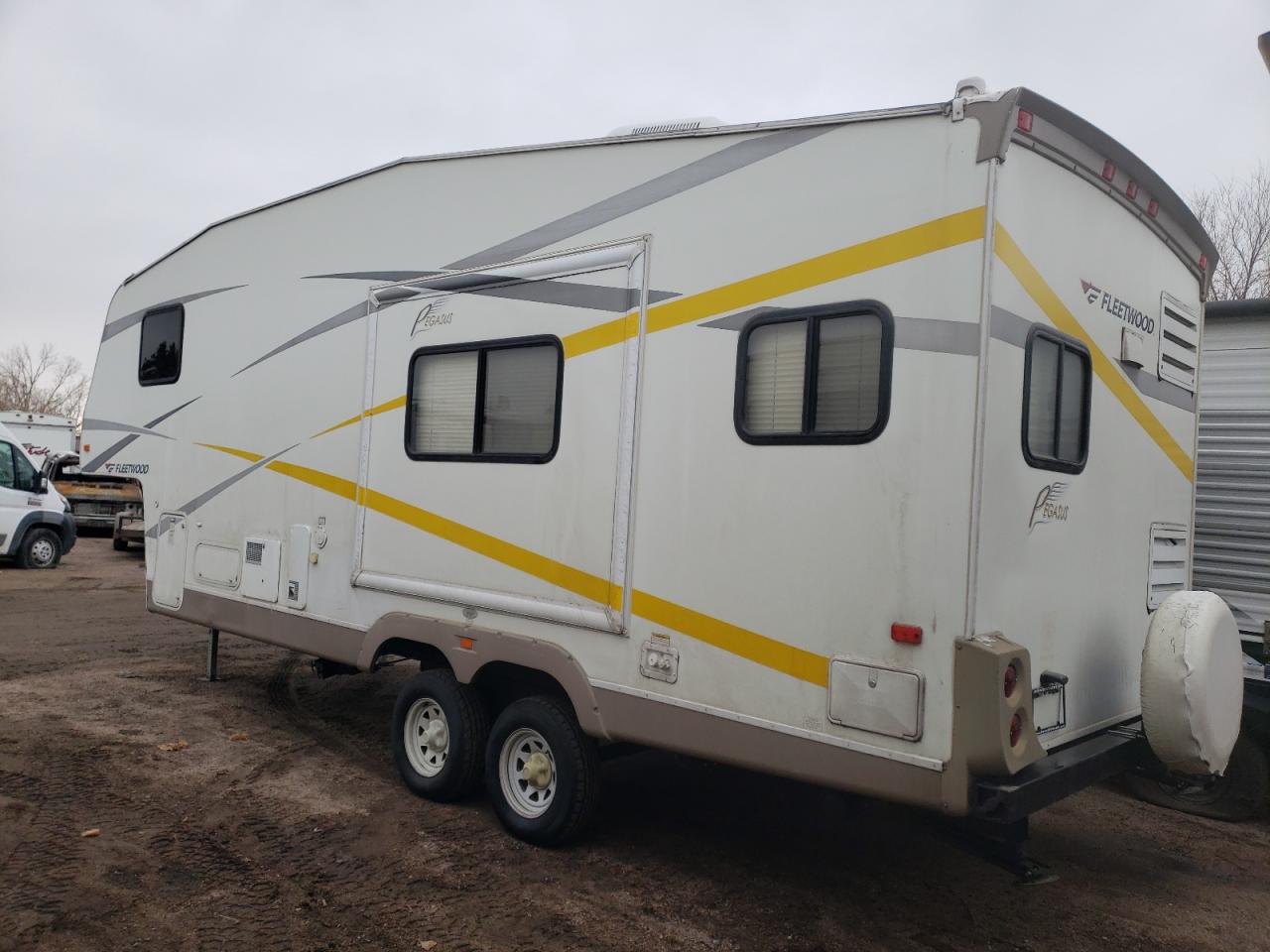 Image 3 of 2005 FTWD MOTORHOME 2005 with VIN 4CF5R252854008211