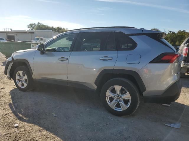 Obraz 2 z 2021 TOYOTA RAV4 XLE 2021 z VIN 2T3W1RFV8MC131937