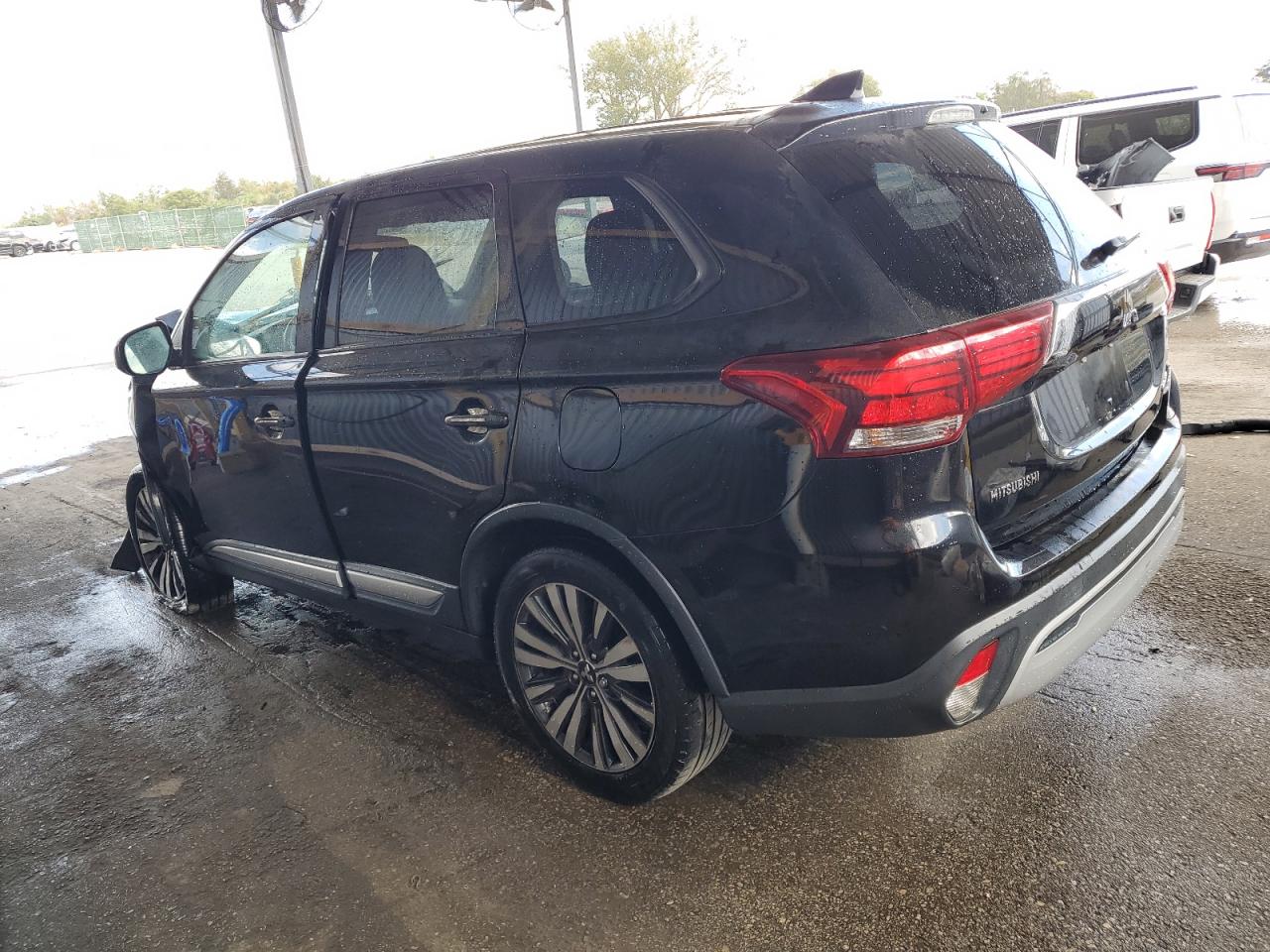 Image 2 of 2019 MITSUBISHI OUTLANDER ES 2019 with VIN JA4AD2A3XKZ015871