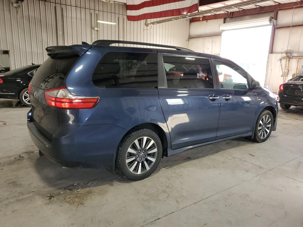 Image 3 of 2018 TOYOTA SIENNA XLE 2018 with VIN 5TDDZ3DC8JS202578