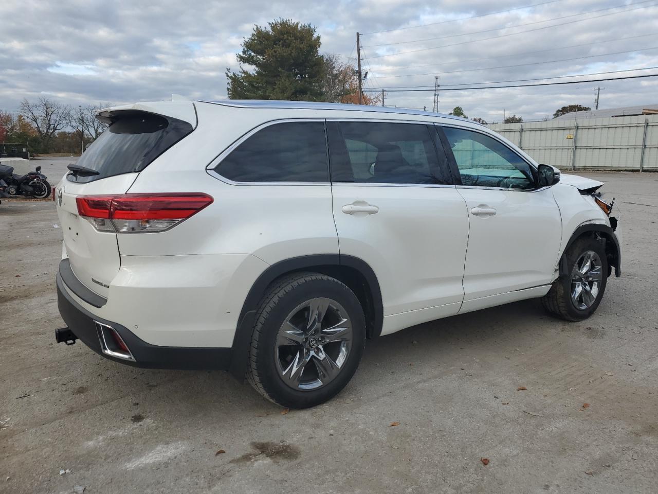 Image 3 of 2017 TOYOTA HIGHLANDER LIMITED 2017 with VIN 5TDDZRFHXHS362242