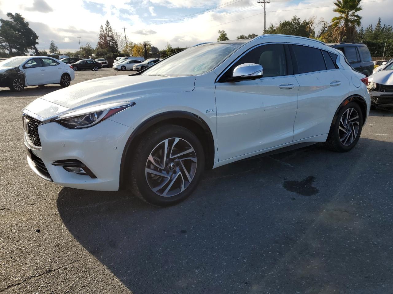 Изображение 1 2017 INFINITI QX30 BASE 2017 с VIN SJKCH5CP8HA031317