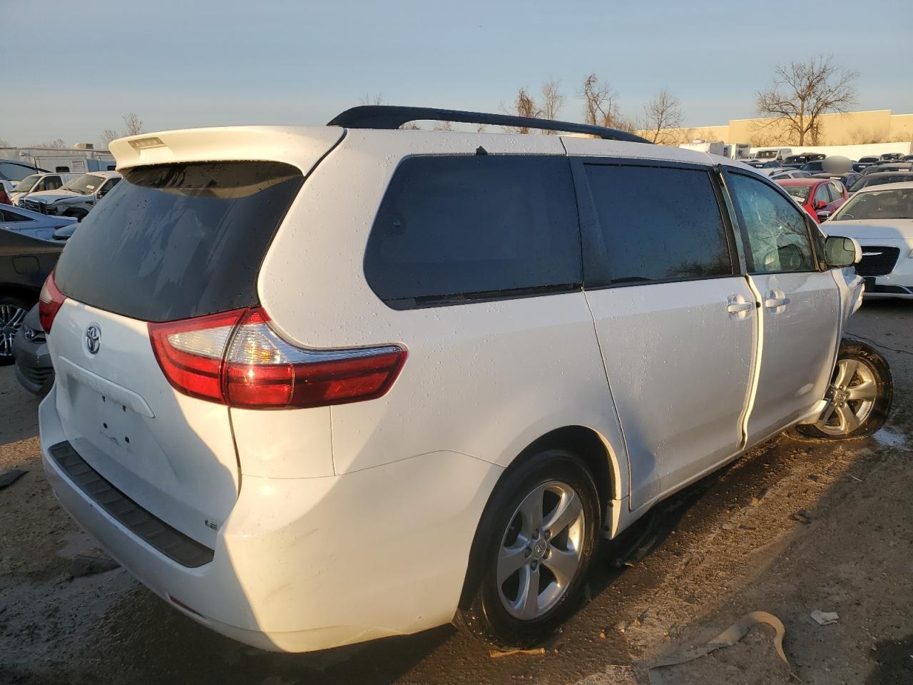 Изображение 3 2015 TOYOTA SIENNA LE 2015 с VIN 5TDKK3DC2FS612036