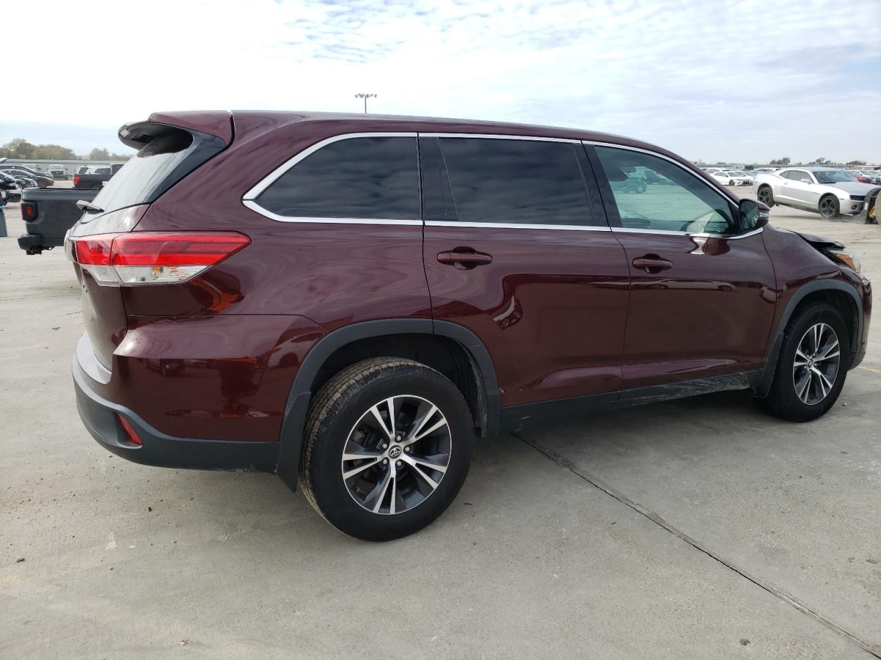 Image 3 of 2019 TOYOTA HIGHLANDER LE 2019 with VIN 5TDZARFH2KS059718
