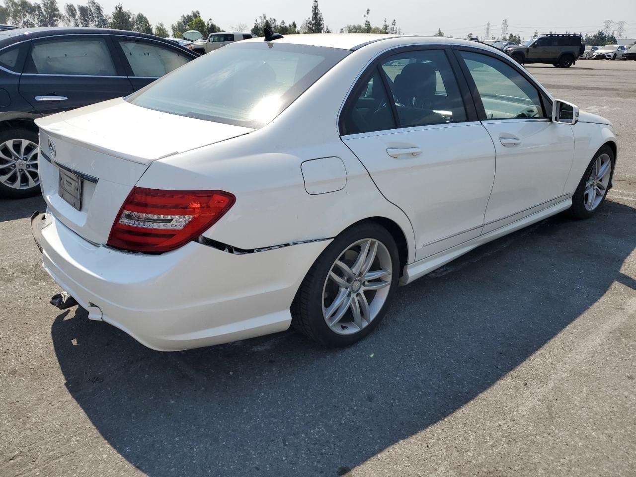 Obraz 3 z 2013 MERCEDES-BENZ C 250 2013 z VIN WDDGF4HB1DR270596