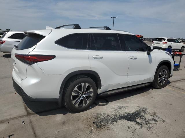 Image 3 of 2022 TOYOTA HIGHLANDER XLE 2022 with VIN 5TDGZRAH9NS121627