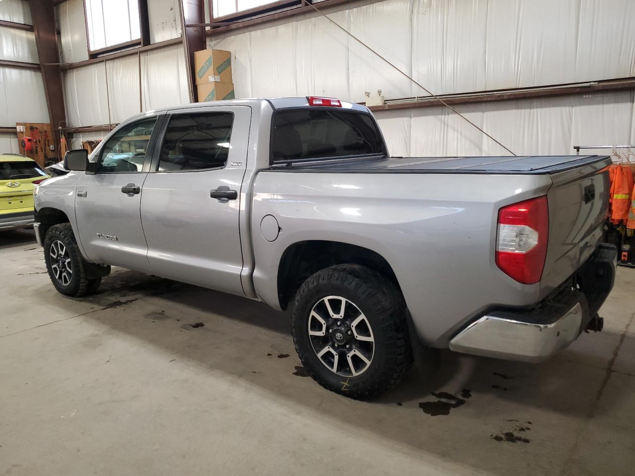 Изображение 2 Toyota Tundra Crewmax Sr5 2018 с VIN 5TFDY5F1XJX714010