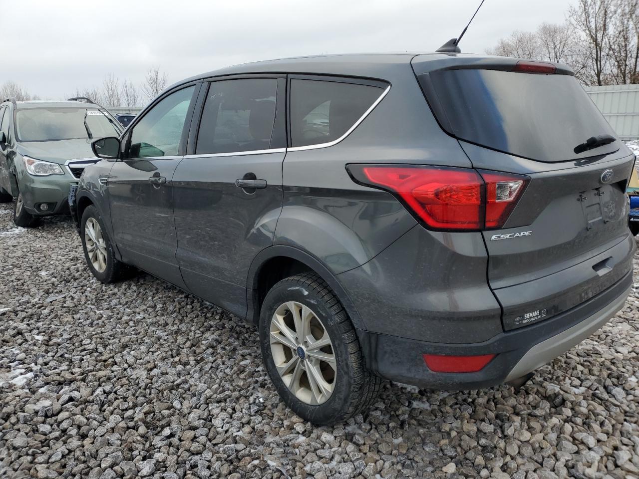 Image 2 of 2019 FORD ESCAPE SE 2019 with VIN 1FMCU9GD6KUB25669