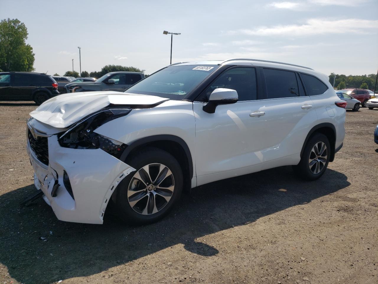 Изображение 1 2022 TOYOTA HIGHLANDER XLE 2022 с VIN 5TDGZRBH7NS577589