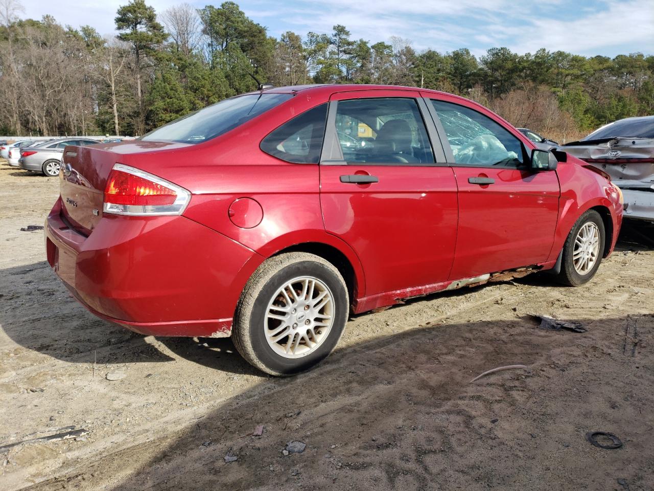Image 3 of 2010 FORD FOCUS SE 2010 with VIN 1FAHP3FN2AW202703