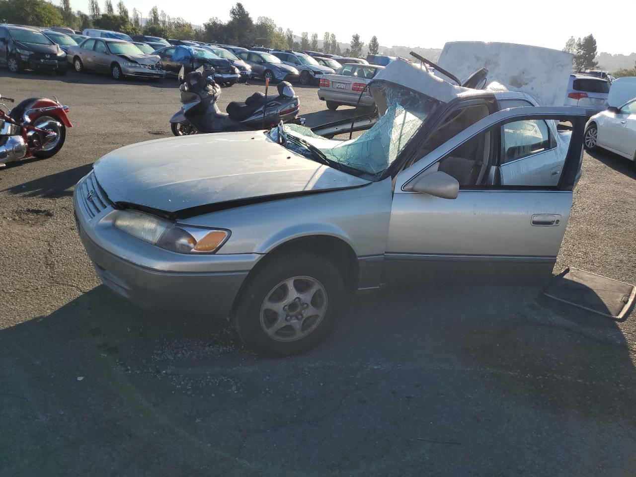 Obraz 1 z 1999 TOYOTA CAMRY LE 1999 z VIN JT2BG22K9X0373930
