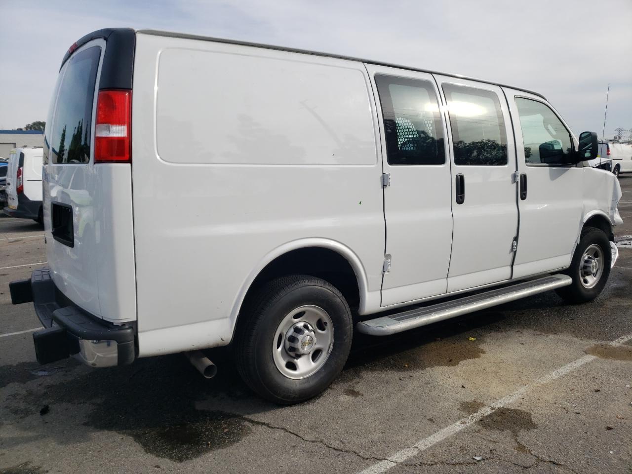 Image 3 of 2022 CHEVROLET EXPRESS G2500  2022 with VIN 1GCWGAFP1N1269416