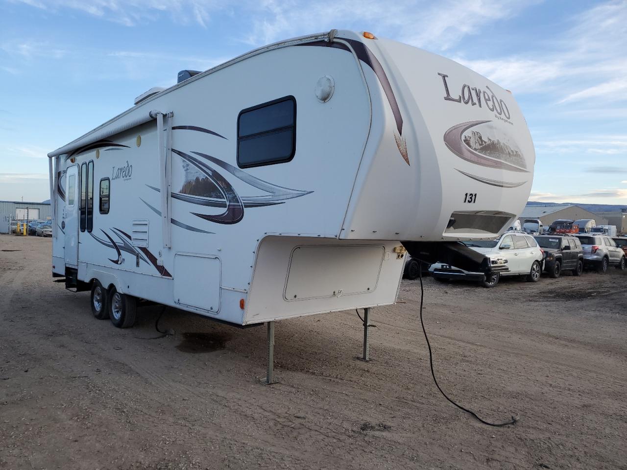 Obraz 1 z 2010 KEYSTONE LAREDO 2010 z VIN 4YDF26522AE600571