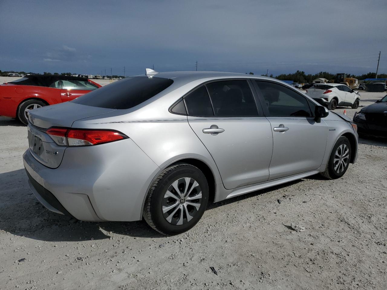 Image 3 of 2020 TOYOTA COROLLA LE 2020 with VIN JTDEBRBE4LJ008632