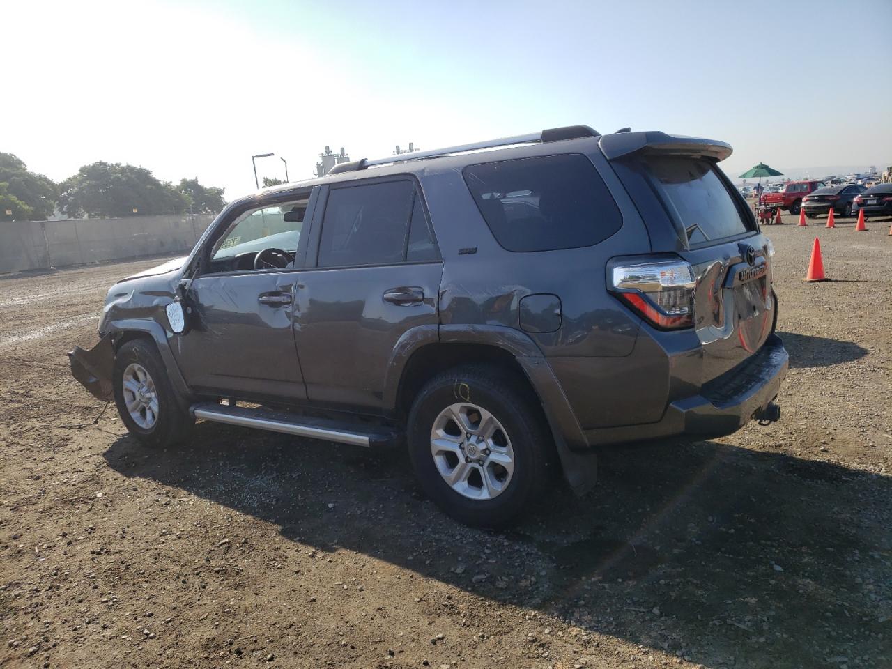 Obraz 2 z 2021 TOYOTA 4RUNNER SR5 2021 z VIN JTEFU5JRXM5230027