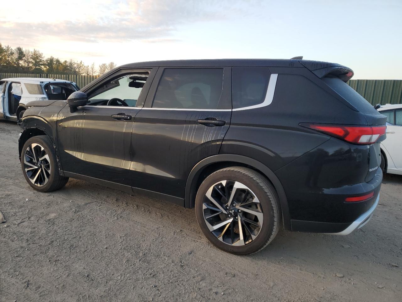 Изображение 2 2022 MITSUBISHI OUTLANDER SE 2022 с VIN JA4J3UA85NZ012908