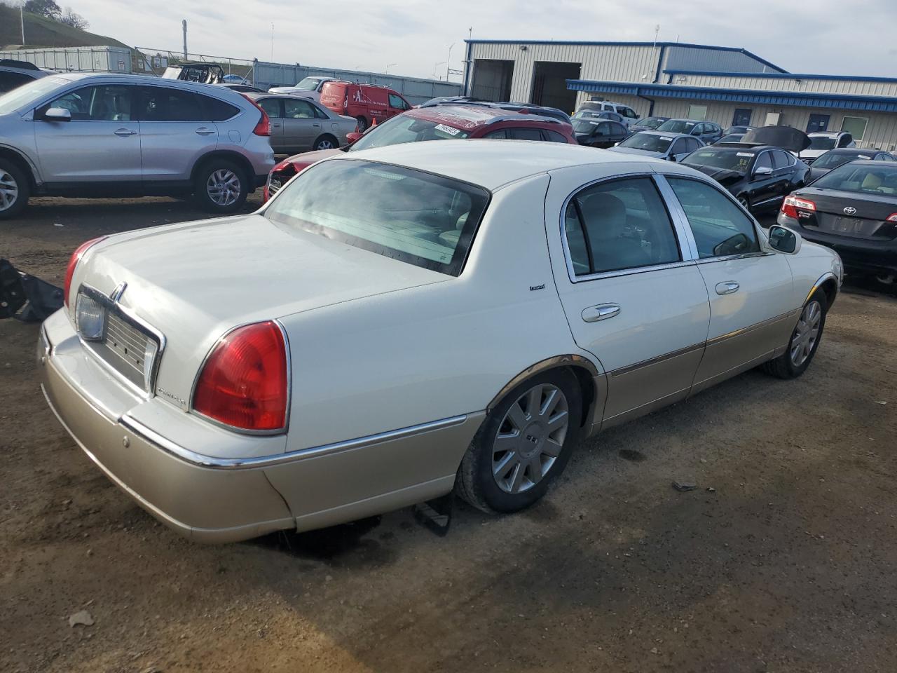 Изображение 3 2005 LINCOLN TOWN CAR SIGNATURE LIMITED 2005 с VIN 1LNHM82W15Y624935